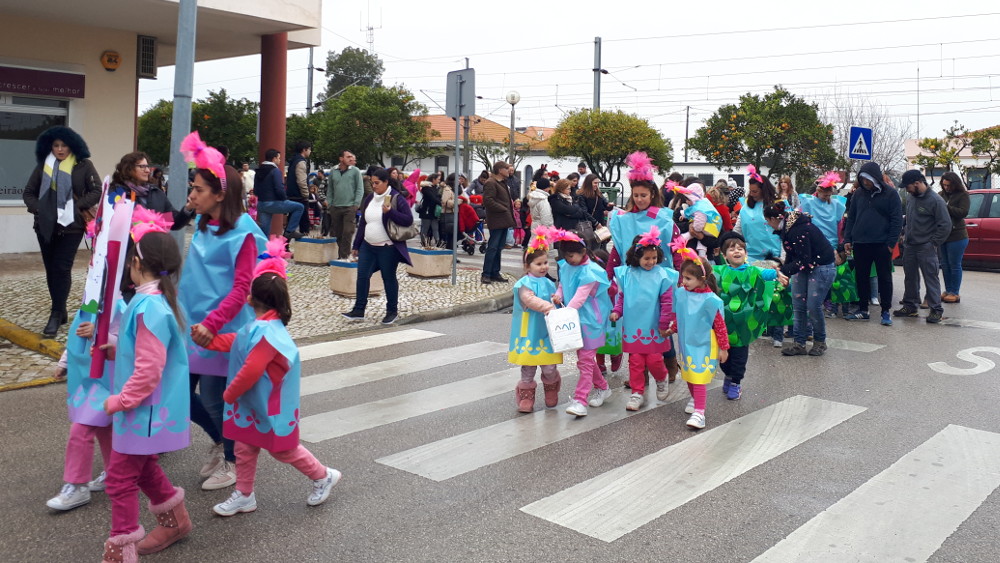 Desfile do Carnaval nas ruas de Poceirão e Águas de Moura