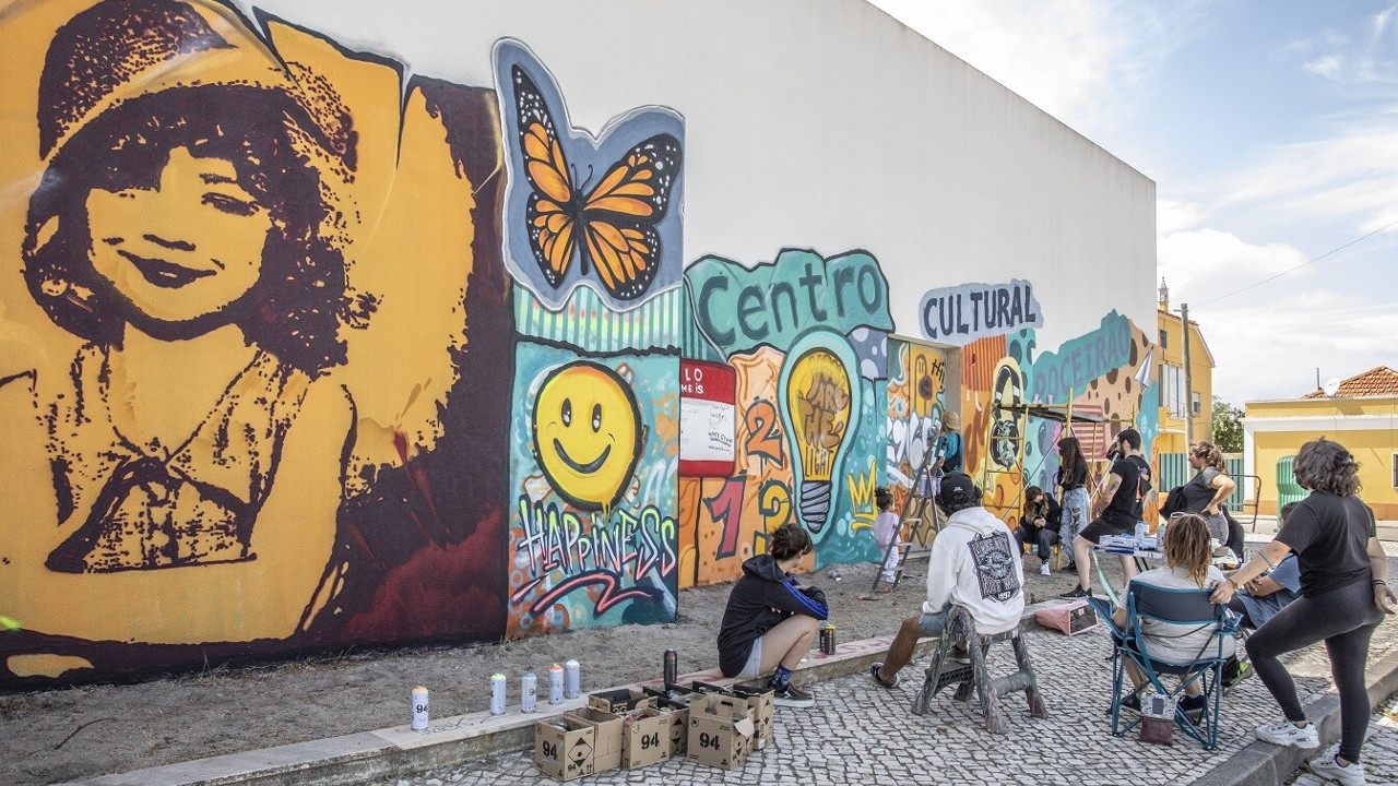Centro Cultural de Poceirão ganha mural de graffiti comunitário